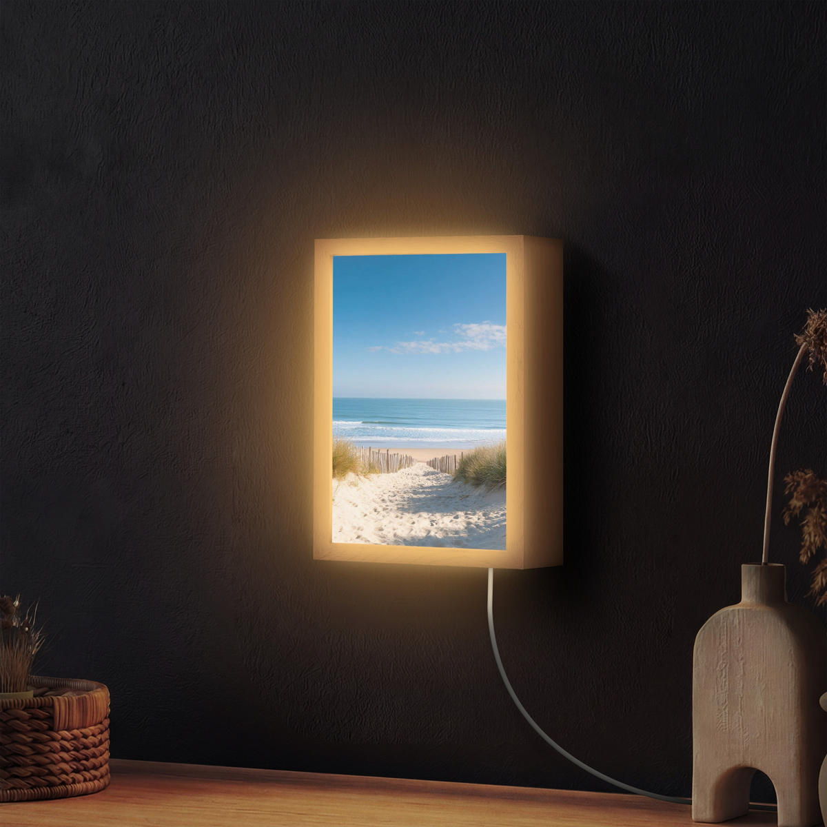 NÁSTĚNNÁ LAMPA Pláž - moře - duny - písek - léto 20x30 cm - písková barva, kompozitní dřevo (20/30/8cm) - OnlyWow