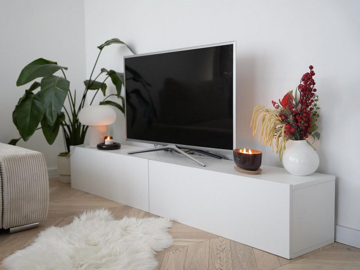 NÁSTĚNNÁ TV SKŘÍŇKA Bílá Gladstone - bílá, kompozitní dřevo (180/30/32cm) - Beliani