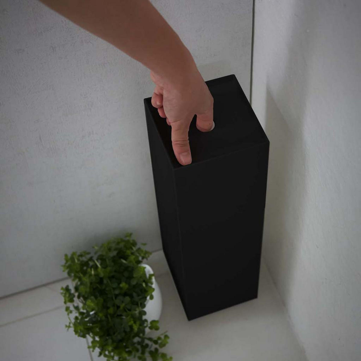 YAMAZAKI Tower 7851 Toilettenpapierhalter in Schwarz - Stilvolle und praktische Lösung - Schwarz, Metall (11.5/38.5/11.5cm) - Yamazaki