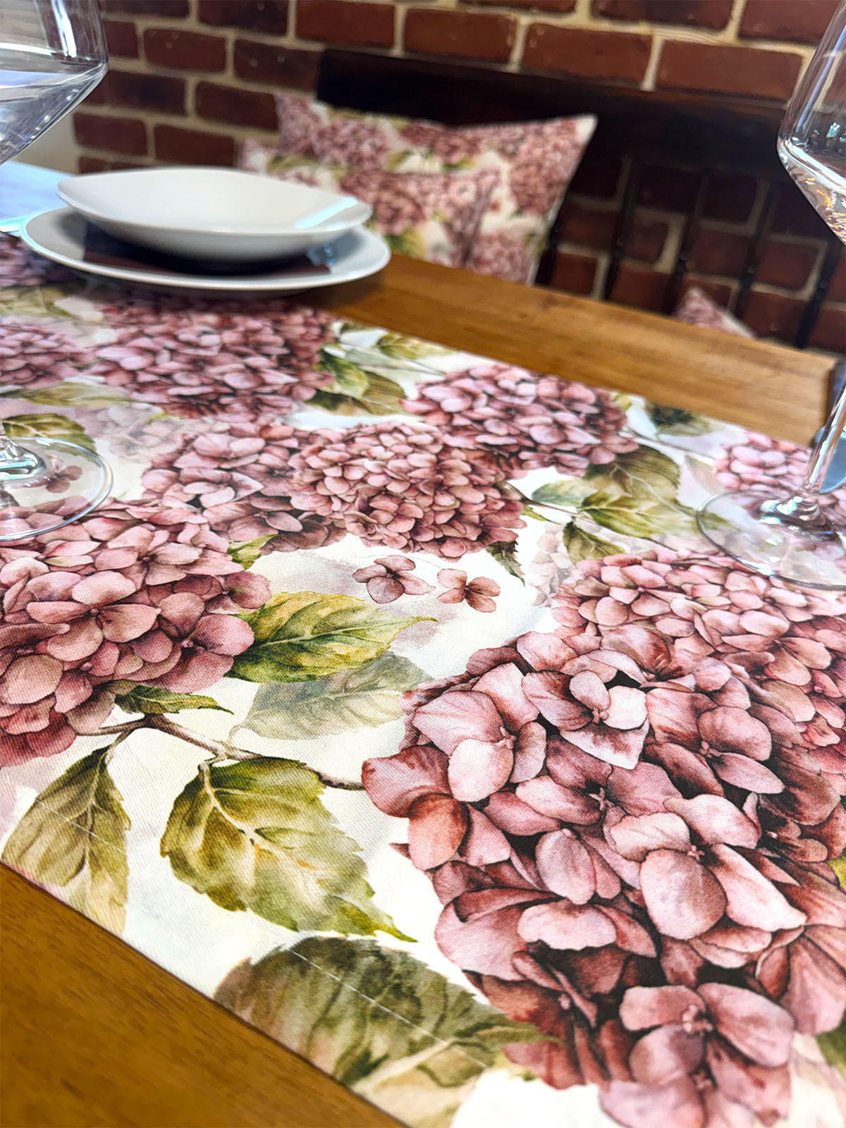 TISCHLÄUFER Landlust-Hortensie burgundy-rose 40/130 cm - Hellrosa/Dunkelrosa, Textil (40/130cm) - beties Heimtextil