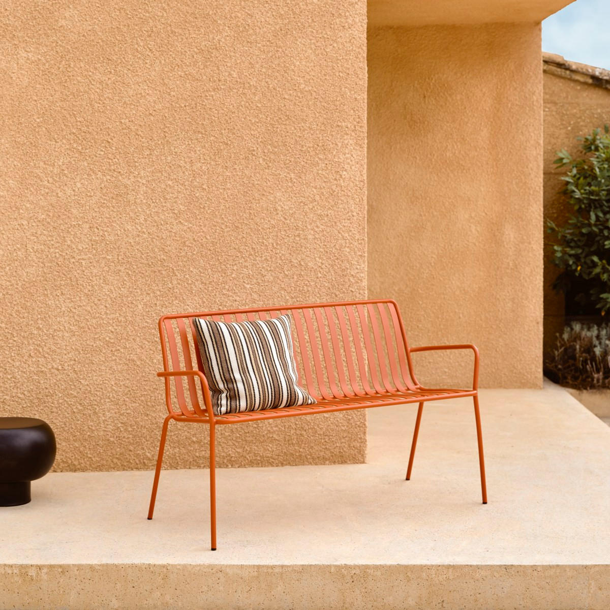 GARTENBANK Gaby Orange aus Metall - Orange, Metall (132/80/57cm) - Tikamoon