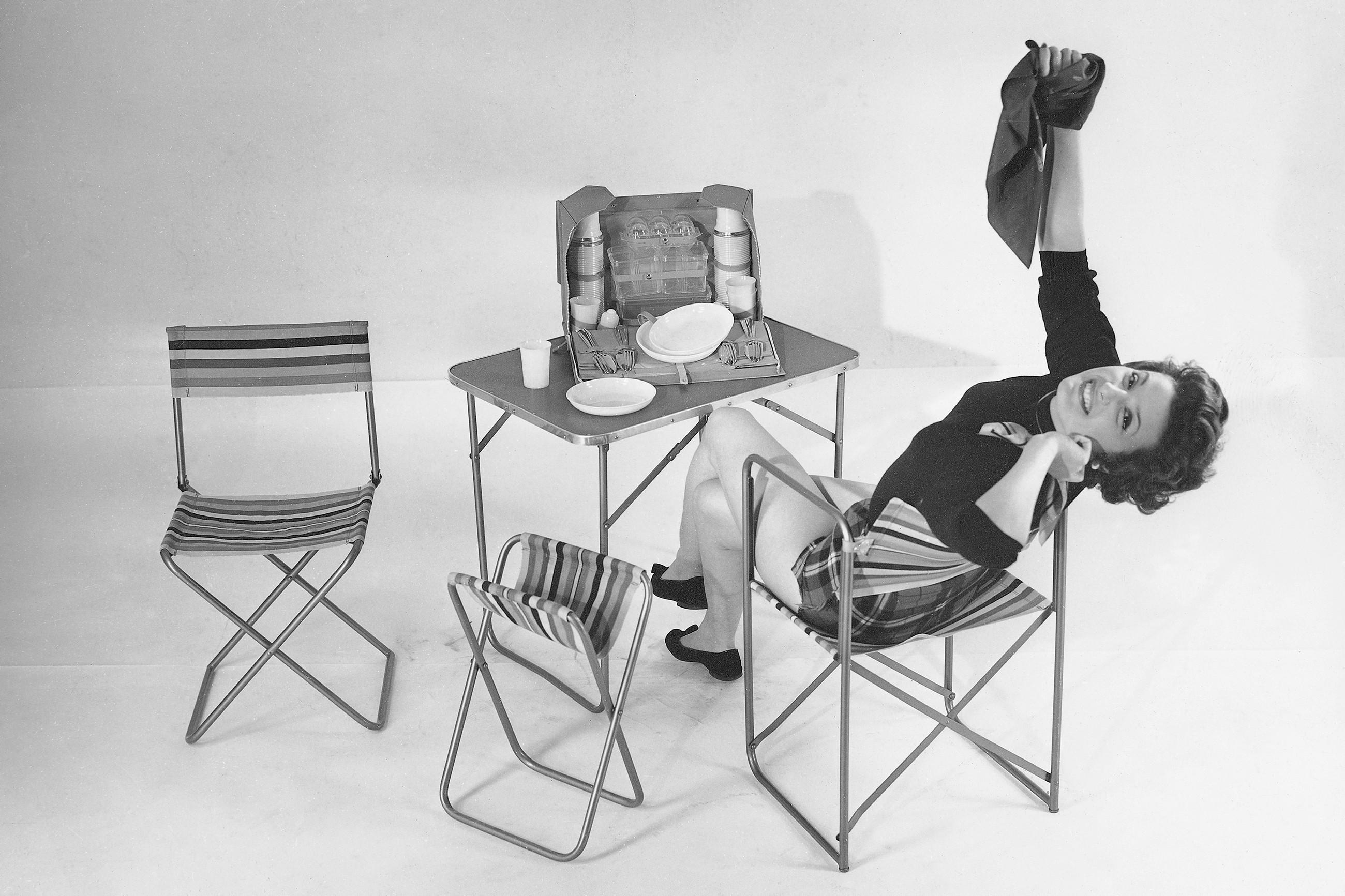 Die Geschichte der Marke LAFUMA MOBILIER, Retro-Foto von junger Frau auf klappbaren Gartenmöbel