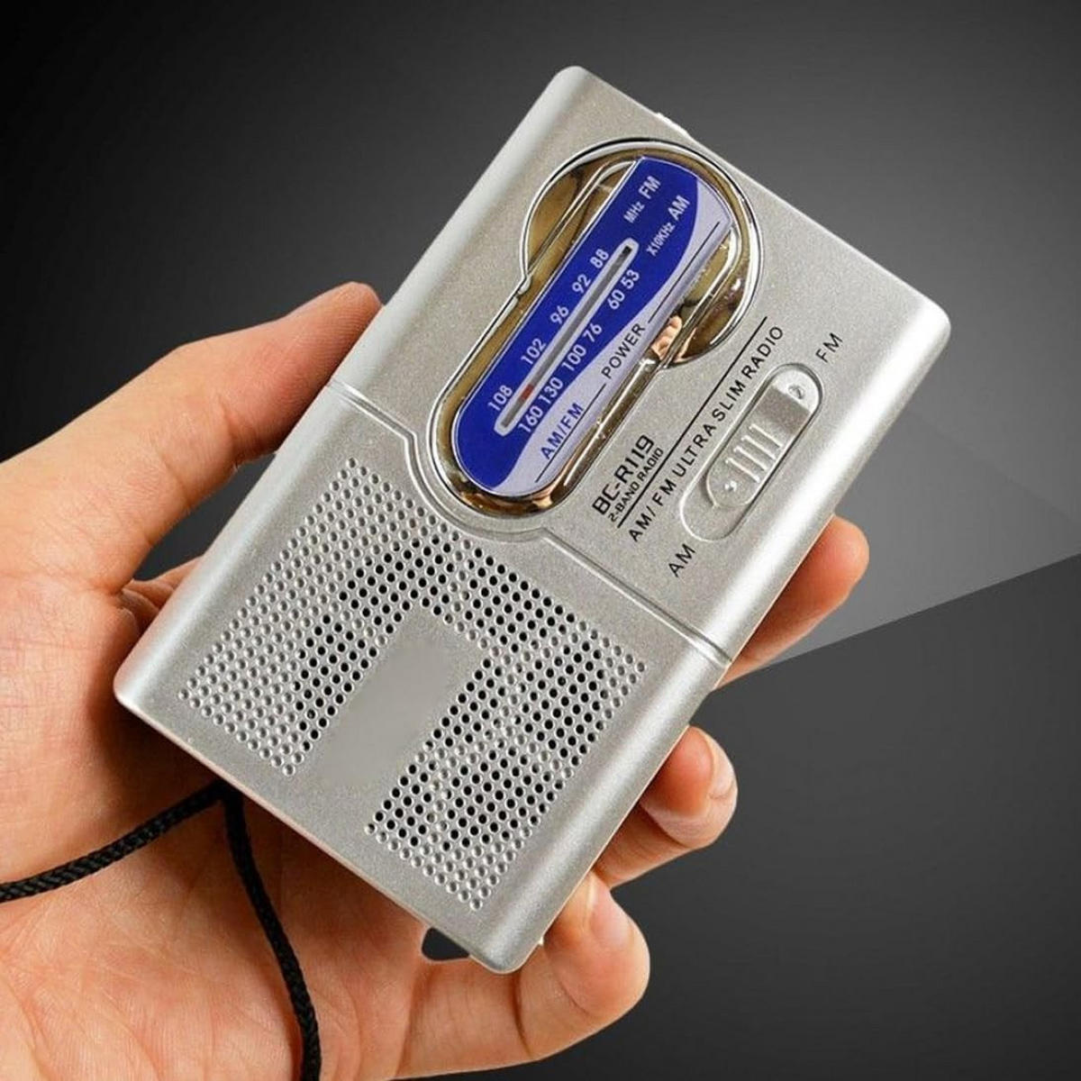 RADIO – FM/AM – Lautsprecher-/Kopfhöreranschluss/MP3 – Silbergrau - Grau, Kunststoff (9.5/5.9/2cm) - DCA