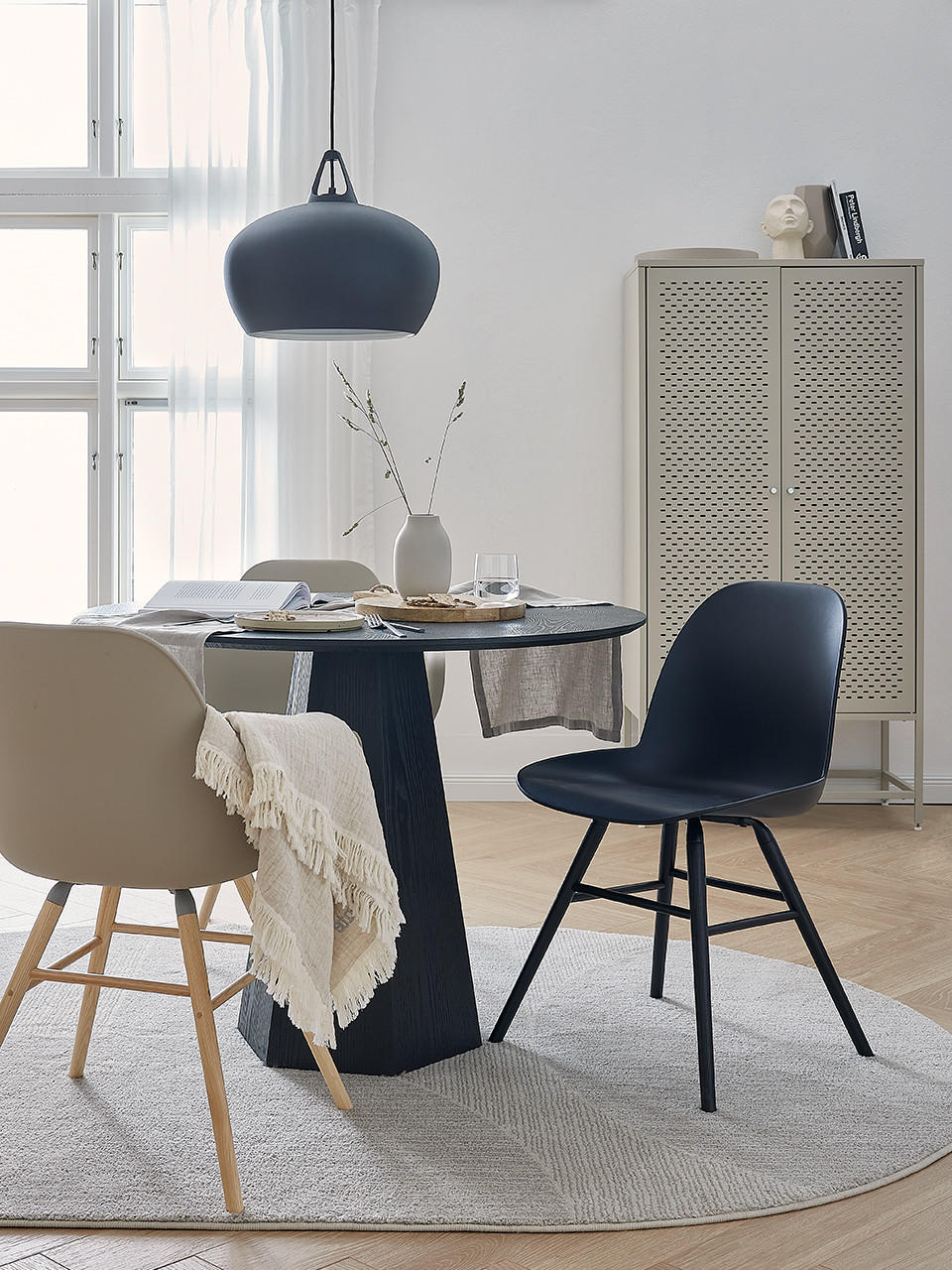 Jídelna ve scandi stylu modrá a bílá