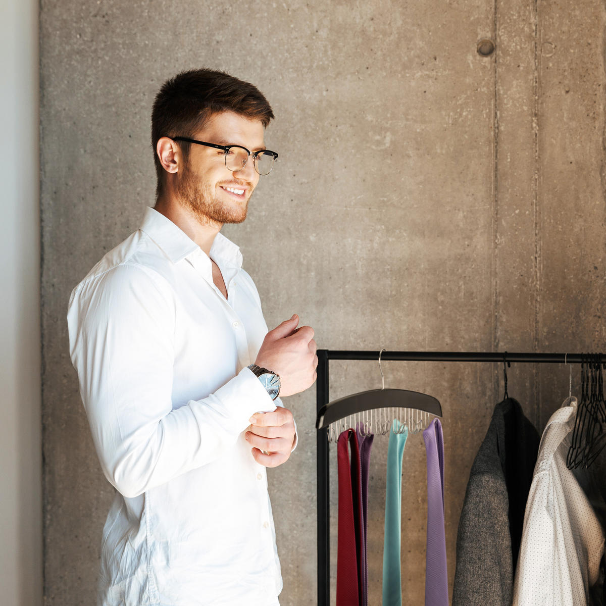 DRŽIAK opasku - čierna, kov/drevo (43/17.5/5.5cm) - Relaxdays