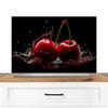 SPRITZSCHUTZ KÜCHE Kirsche - Rot - Frucht - Wasser - Schwarz 90x60 cm - Kirschrot, Metall (90/0.3/60cm) - MuchoWow