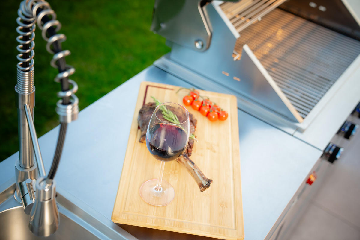 GORILLER® SILVERBACK S1 Outdoor-Küche, Gasgrill mit Kühlschrank-Waschbecken-Kombination, Edelstahl, Silber - Schwarz Hochglanz, Metall (217/90/58cm) - Goriller