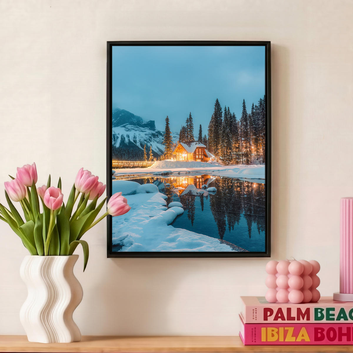 LEINWAND Bilder mit Rahmen - Winterlandschaft - Natur - Haus - Berge - Schnee - 30x40 - Hellblau, Textil (30/40cm) - MuchoWow