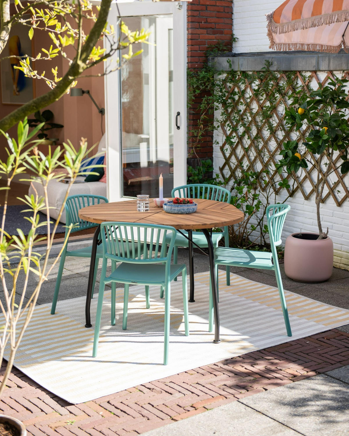GARTENTISCH Heller Holzfarbton Varenna - Hellbraun/Schwarz, Holz (106/103/74cm) - Beliani