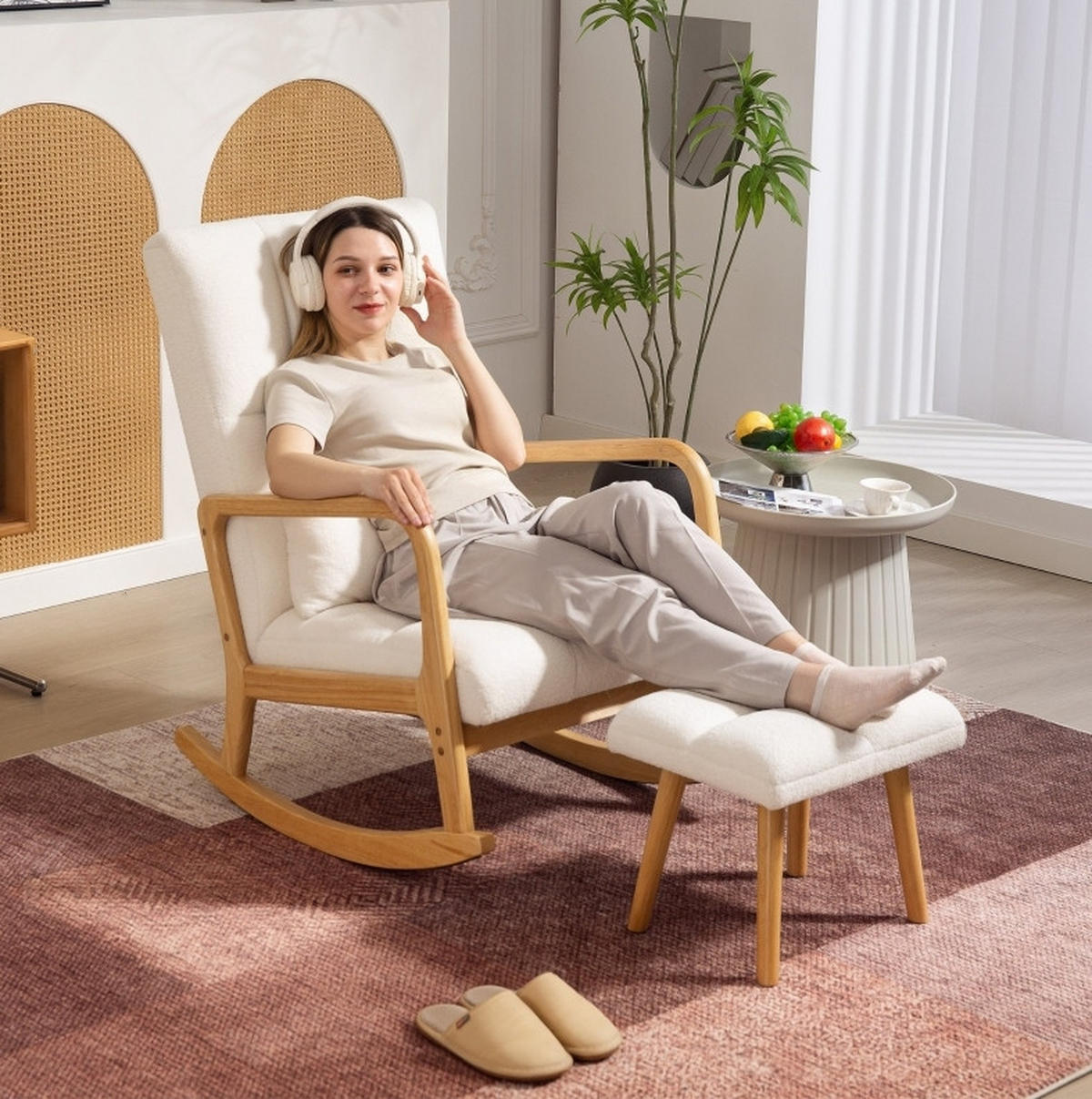 SCHAUKELSTUHL 82/64/99 cm mit Hocker 64,5/82/99 cm weiß aus Holz mit Fleece-Bezug - Weiß, Holz (64.5/99/82cm) - OKWISH