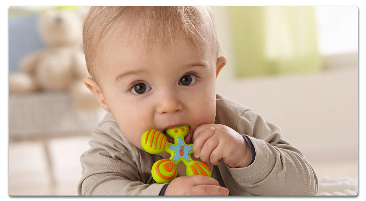 Baby mit Greifling im mund