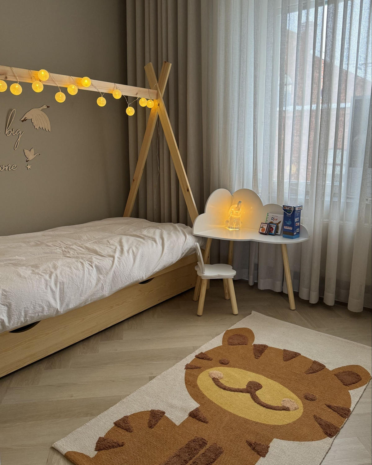 MASĂ PENTRU COPII și Stuhlset albă Cloudy - maro deschis, compozit lemnos (65/77/26cm) - Beliani