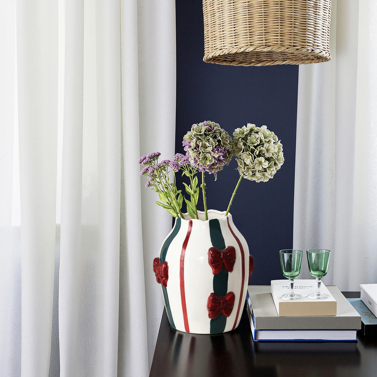 KERAMIKVASE, Schleifen-Design, D9,4 cm, H21 cm - Weiß, Keramik (22cm) - Hometopia