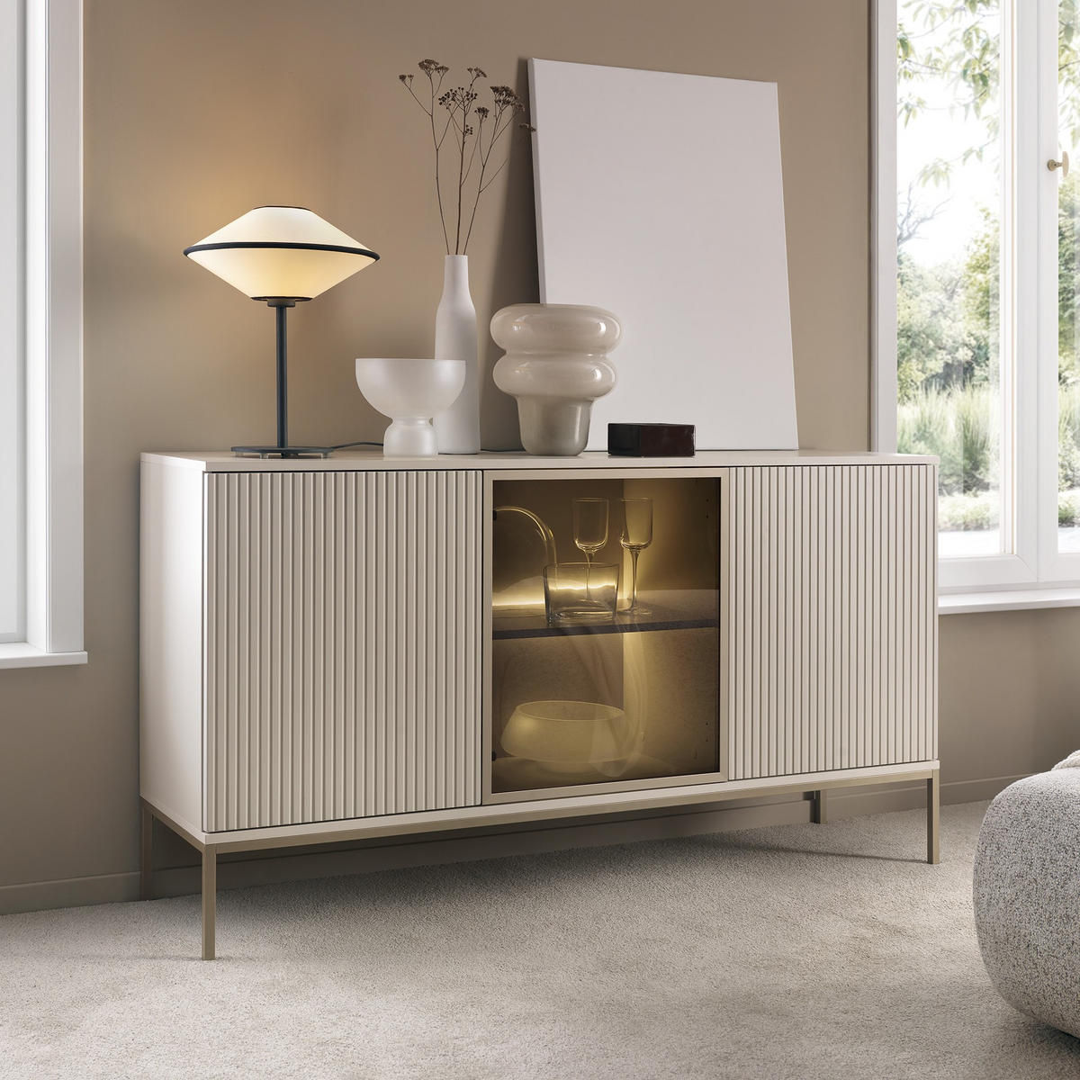 MODERNE Geriffelte Kommode LAGOS K3D (Kaschmir Matt, LED, Champagner Gestell, Push to Open) - Kaschmir/Champagner, Glas/Holz (154/83/39cm) - Ravio