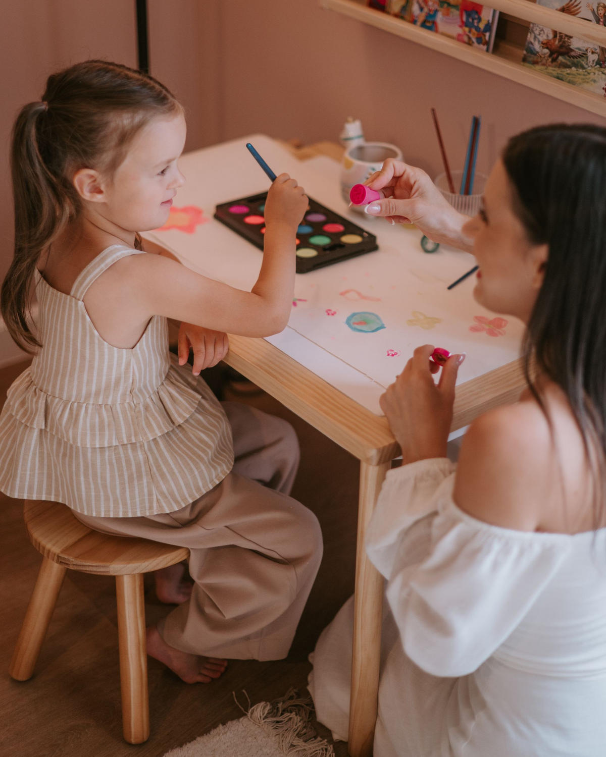 MASĂ PENTRU COPII și Stuhlset maro deschisă Montessori cu spațiu de depozitare Kempsey - maro deschis, lemn (81/51/52cm) - Beliani
