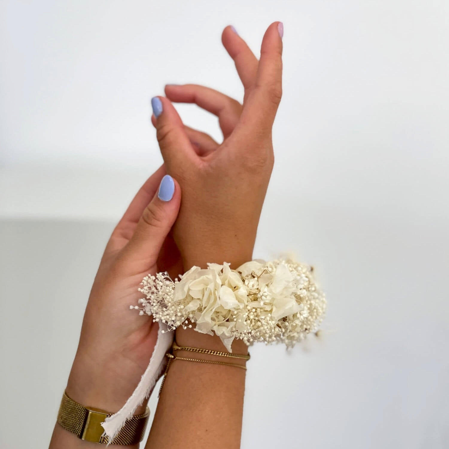 ARMBAND Trockenblumen Schleierkraut Hortensie - weiß / Hortensie - Weiß, Naturmaterialien (15cm) - Lykke & You