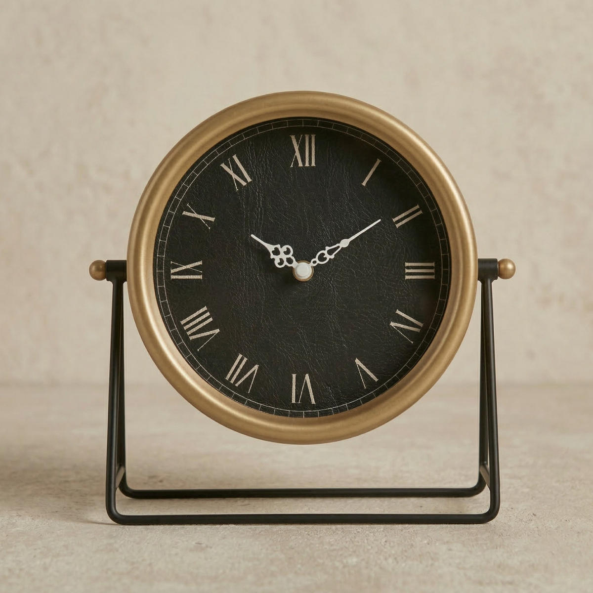 TISCHUHR auf Metallständer Kora 21/21/27 cm - Goldfarben, Metall (21/27/21cm) - SCENA LIVING