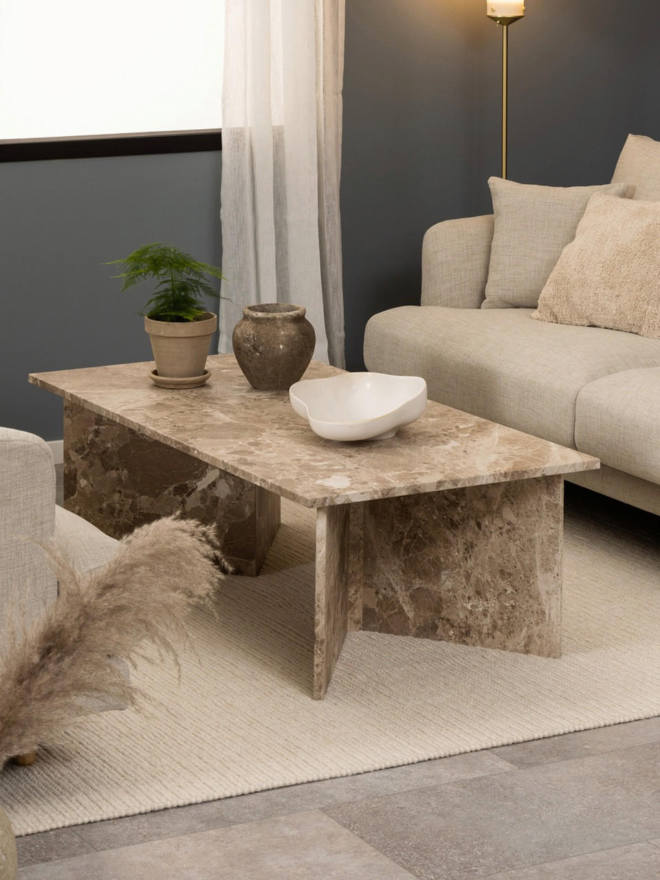 beiges wohnzimmer mit marmortisch