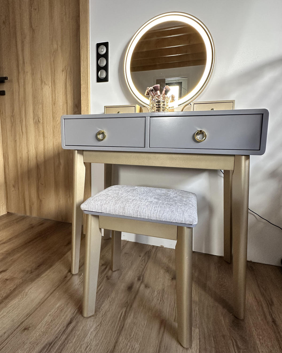 SCHMINKTISCH mit rundem LED-Spiegel Hocker 4 Schubladen grau/gold Fedry - Goldfarben/Grau, Holzwerkstoff (80/134/40cm) - Beliani