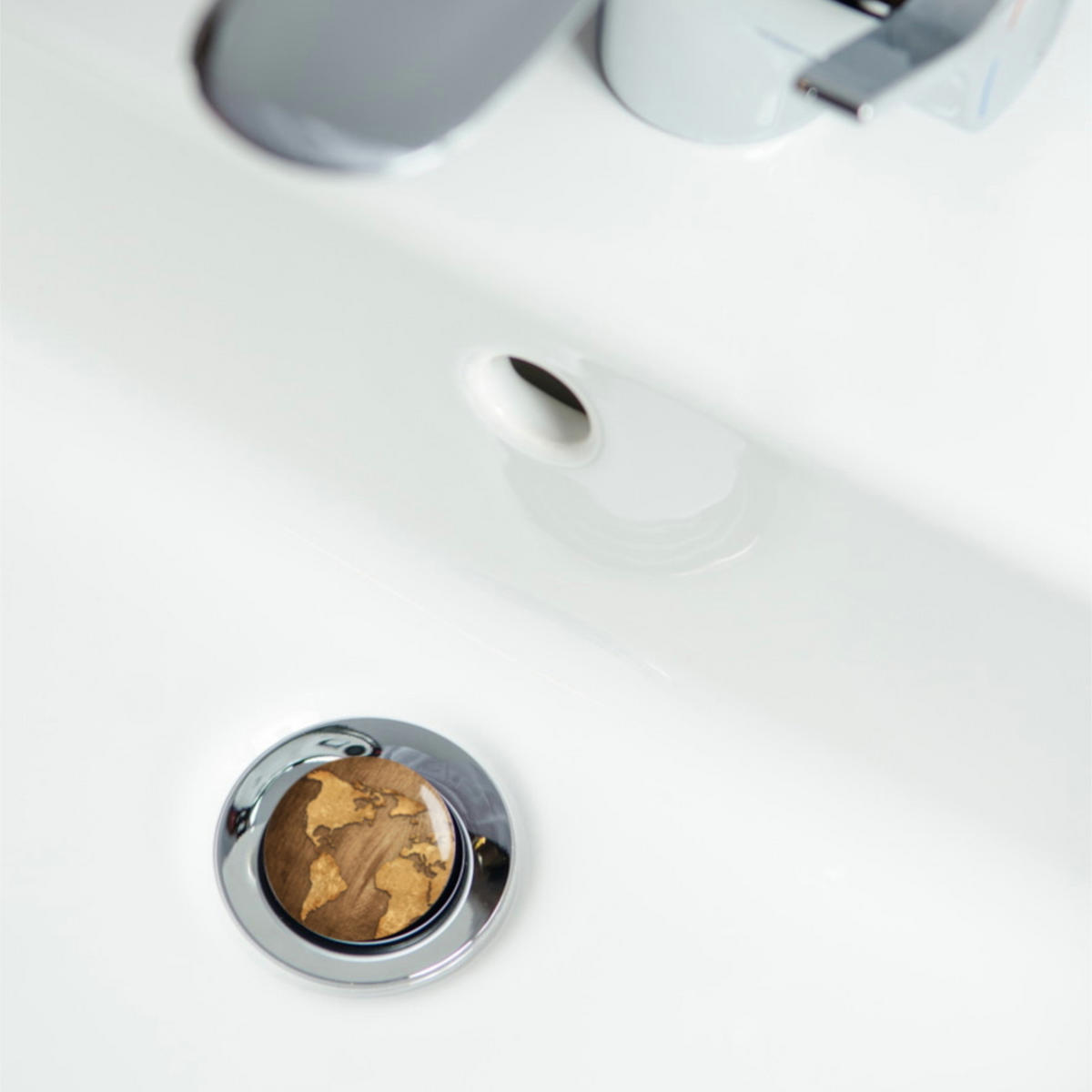 WASCHBECKENSTÖPSEL World Map - Braun, Kunststoff/Metall (4/7/7cm) - Sanilo