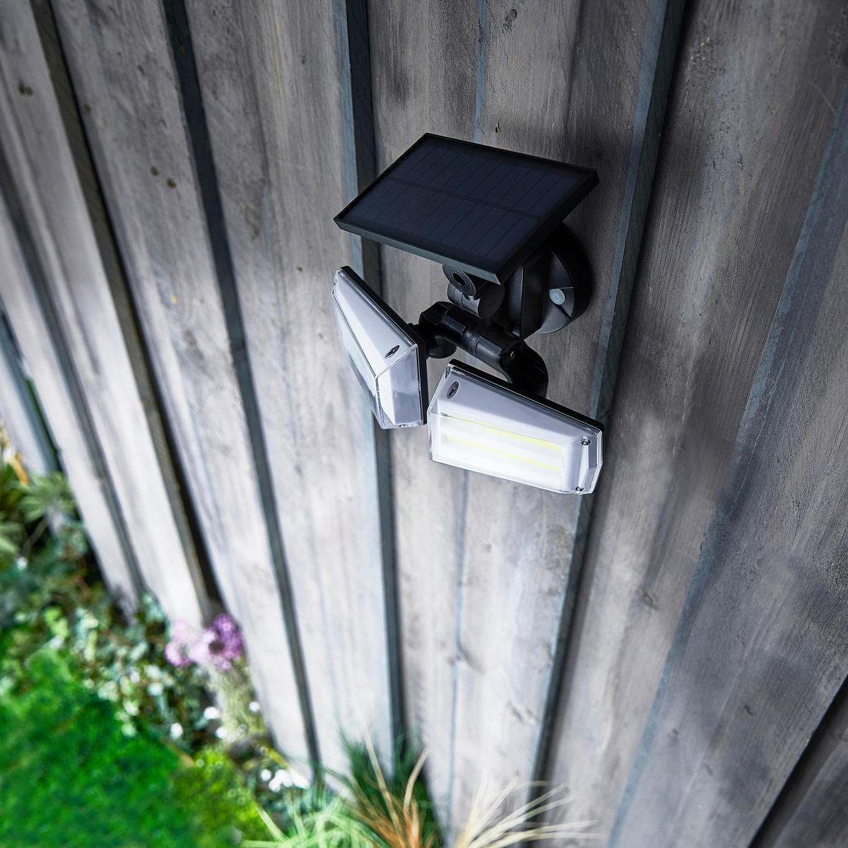 LED-SOLAR-STRAHLER - mit Hochfrequenz-Bewegungsmelder und schwenkbaren Fluter-Köpfen für Außenbereiche - Weiß, Kunststoff (17.8/18.4/15.8cm) - Northpoint