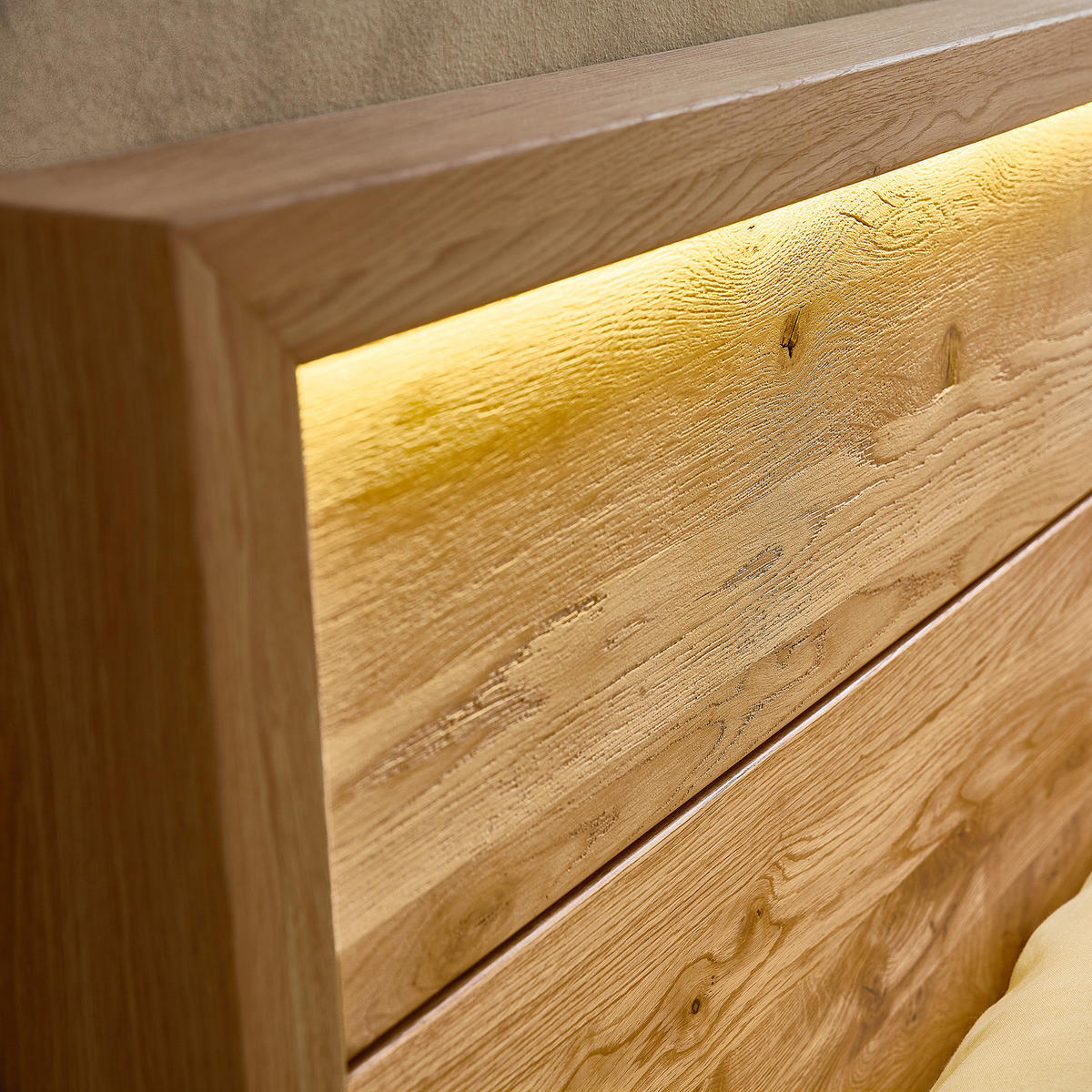 MASSIVHOLZBETT - inkl. Beleuchtung - Wildeiche massiv - Eichefarben, Holz (180/200cm) - home24
