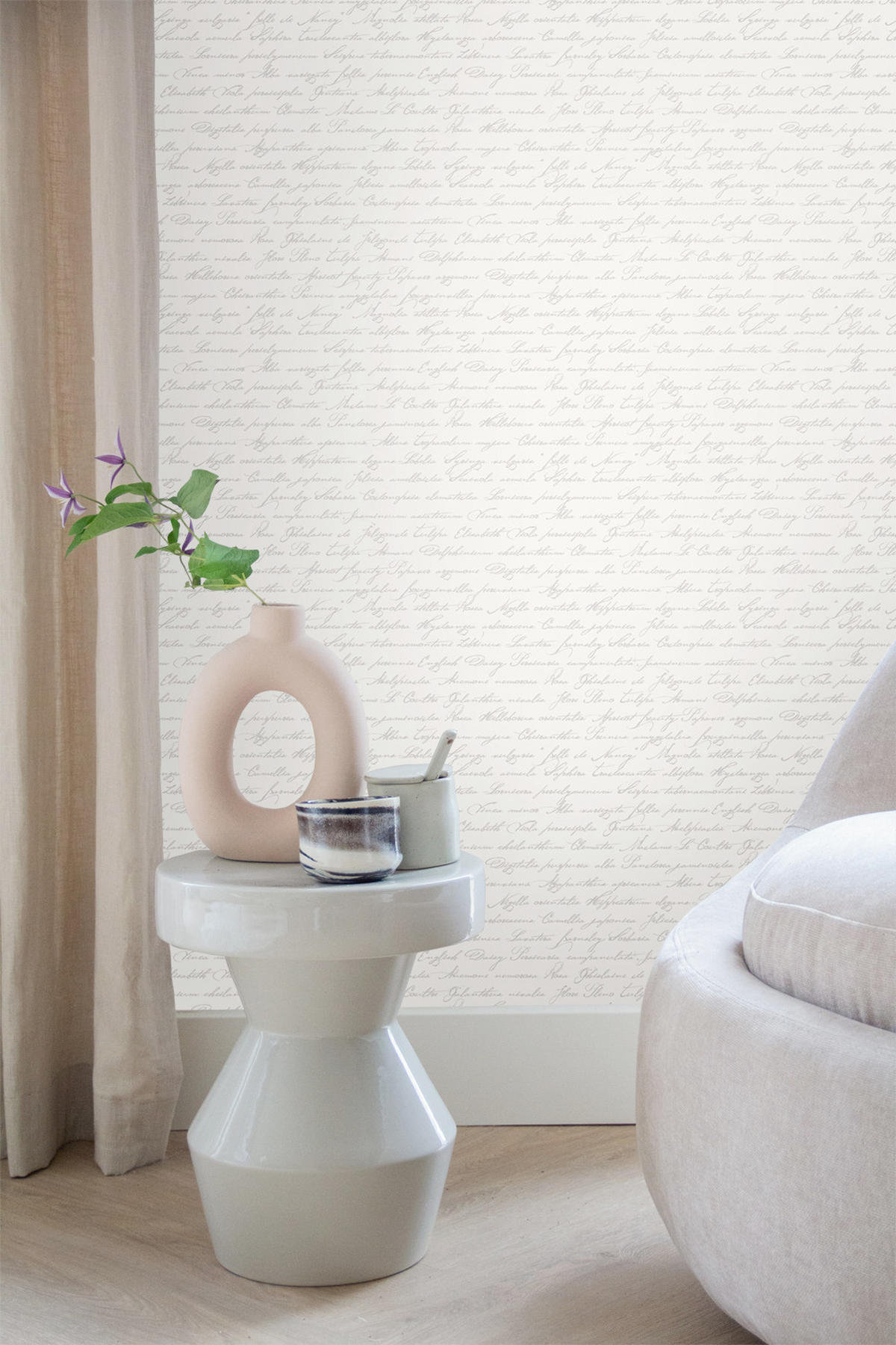 TAPETE handgeschriebene lateinische Blumennamen 53 cm x 10.05 m - Grau, Papier (53/1000cm) - ESTAhome
