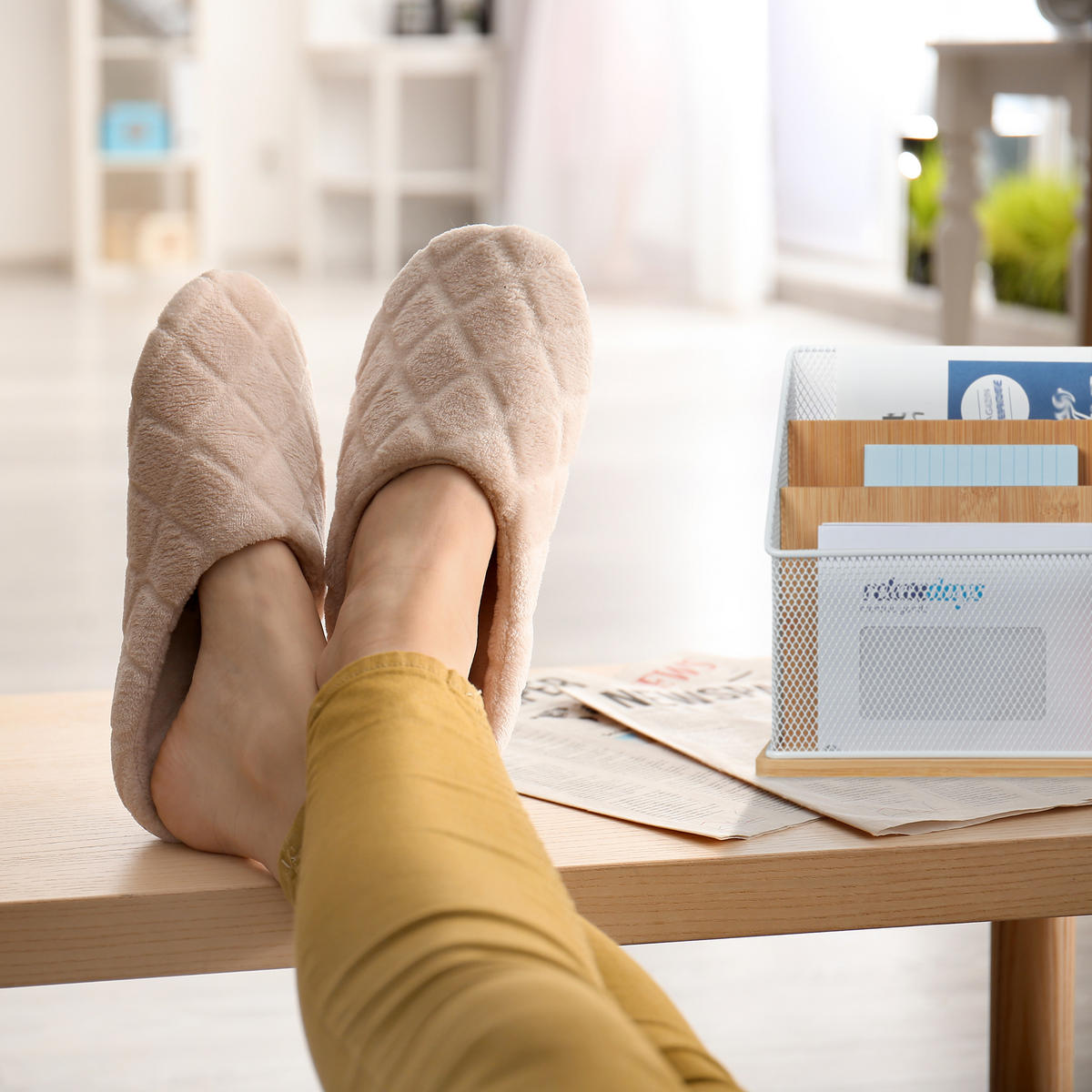 DRŽIAK na papiere - svetlohnedá, kov/drevo (29/20/14cm) - Relaxdays