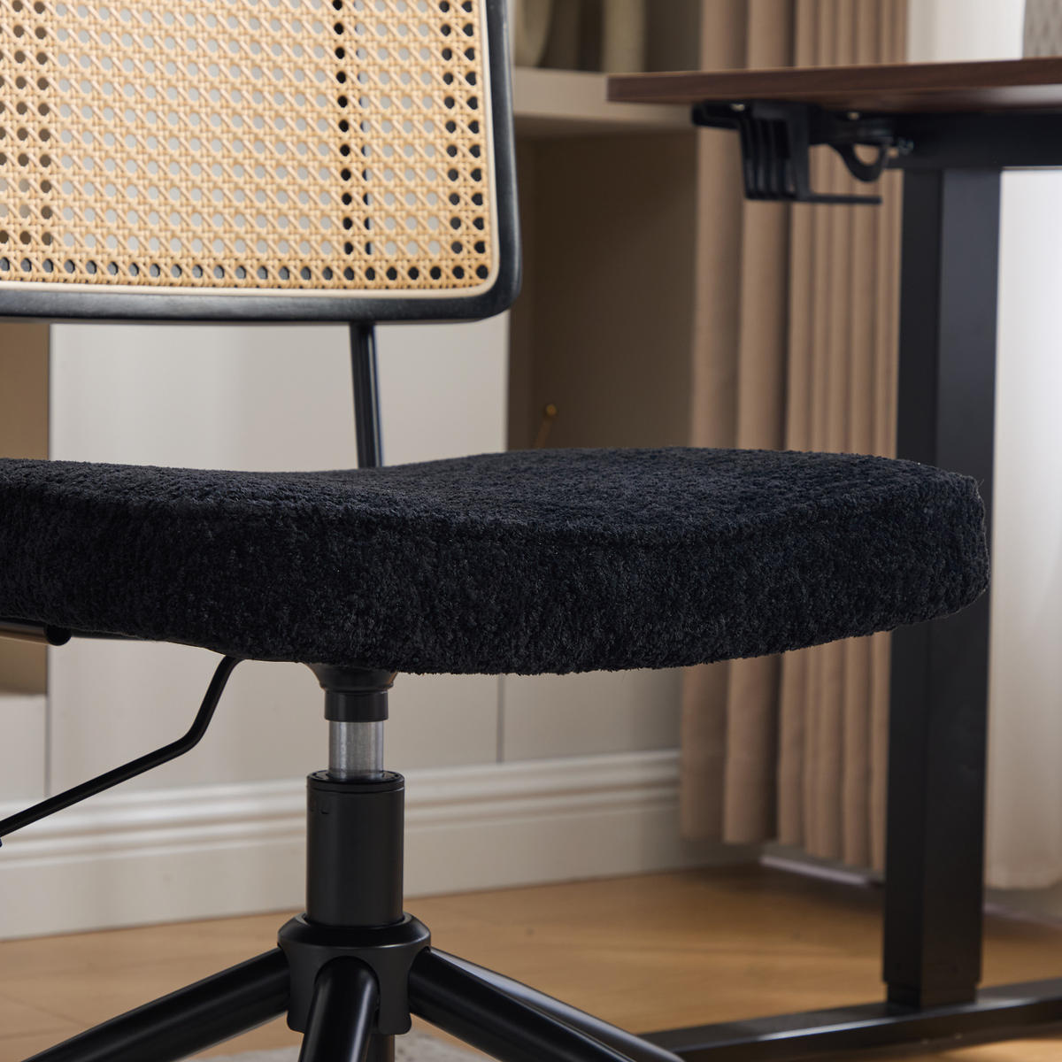 DREHSTUHL DE-36881 mit Rattan-Rückenlehne und Chenille-Sitz Schwarz - Schwarz, Metall (58.5/91.5/55cm) - ComfortXL