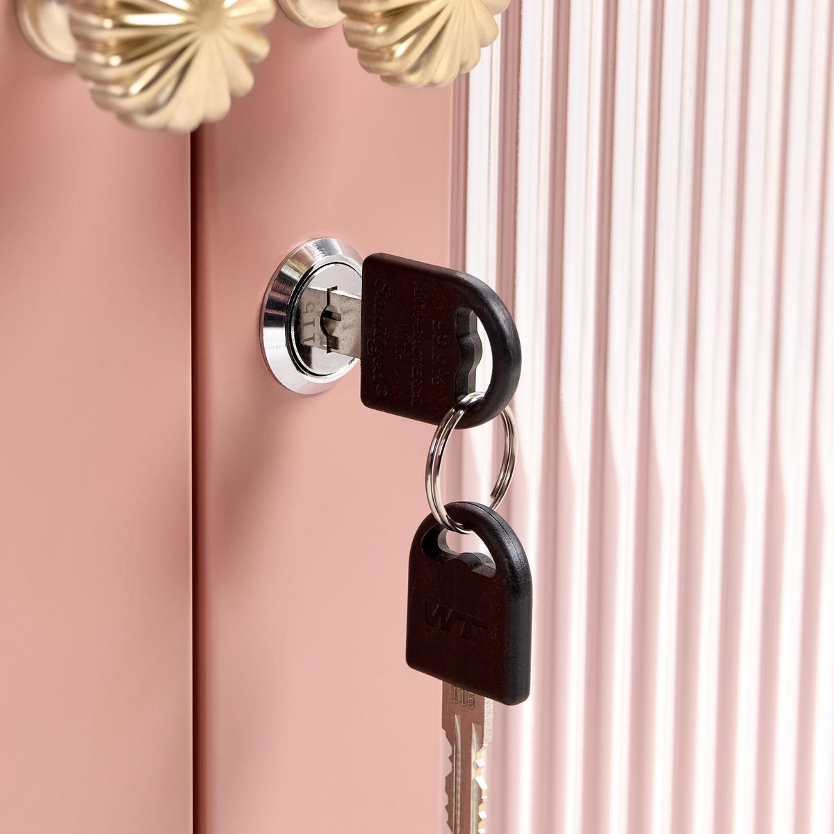 WANDSCHRANK 60 cm Metall Pfirsichrosa Harlyn - Pink, Metall (60/57/18cm) - Beliani