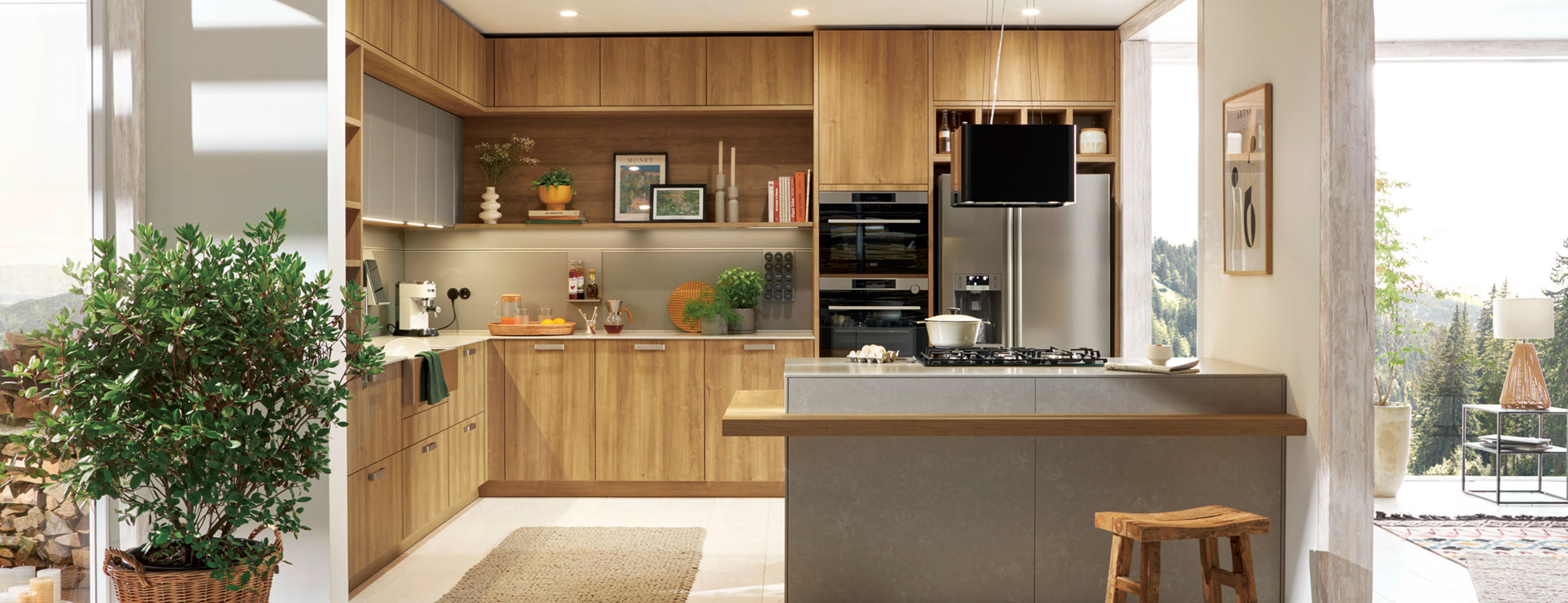 Moderne Küche mit Holzfronten und einer grauen Kochinsel erstrahl in natürlichem Lichteinfall.