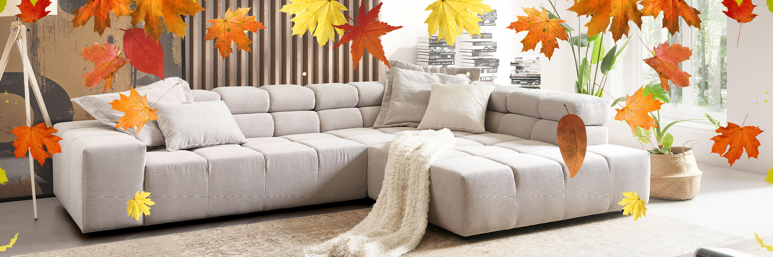 Gemütliches helles Sofa mit herbstlichem Touch
