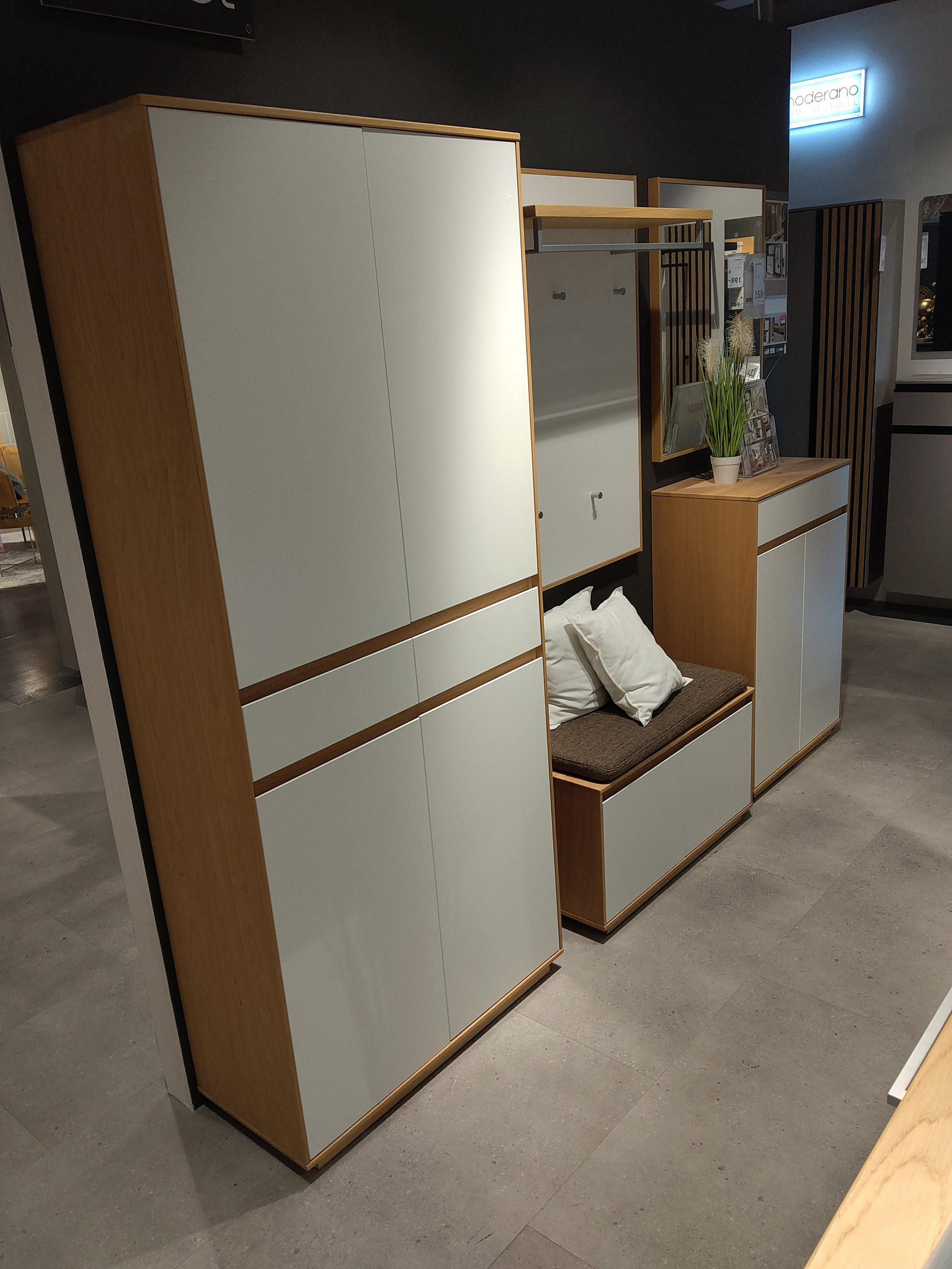GARDEROBE V 100 - Novel
