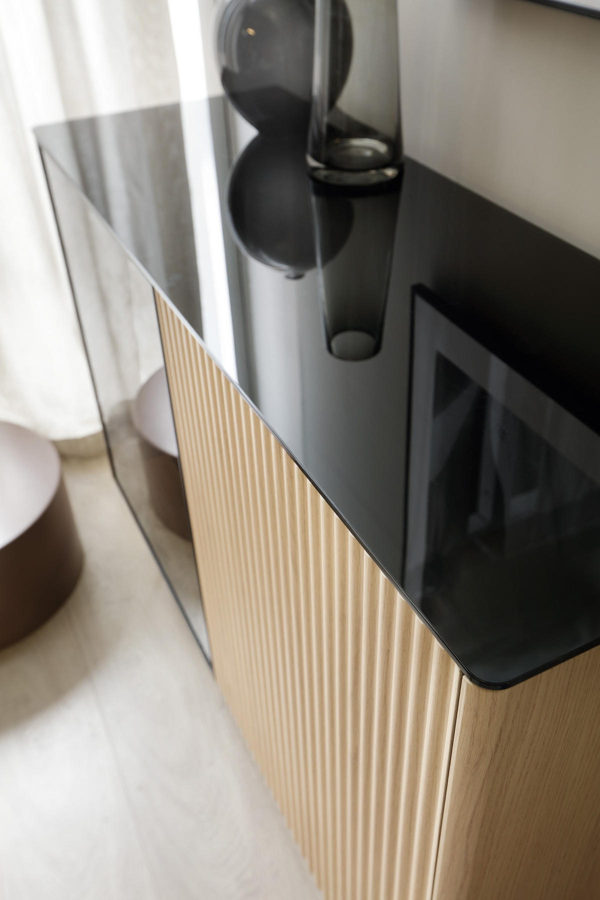 VITRINE Rita Vincenza Eiche, mit LED Beleuchtung und Glasfront - Eichefarben/Schwarz, Holzwerkstoff (107/126/39cm) - Bettso