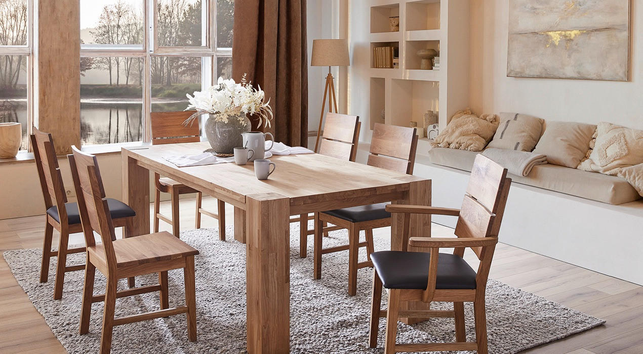 Esszimmer in hellem Massivholz mit einem Esszimertisch und Stühlen