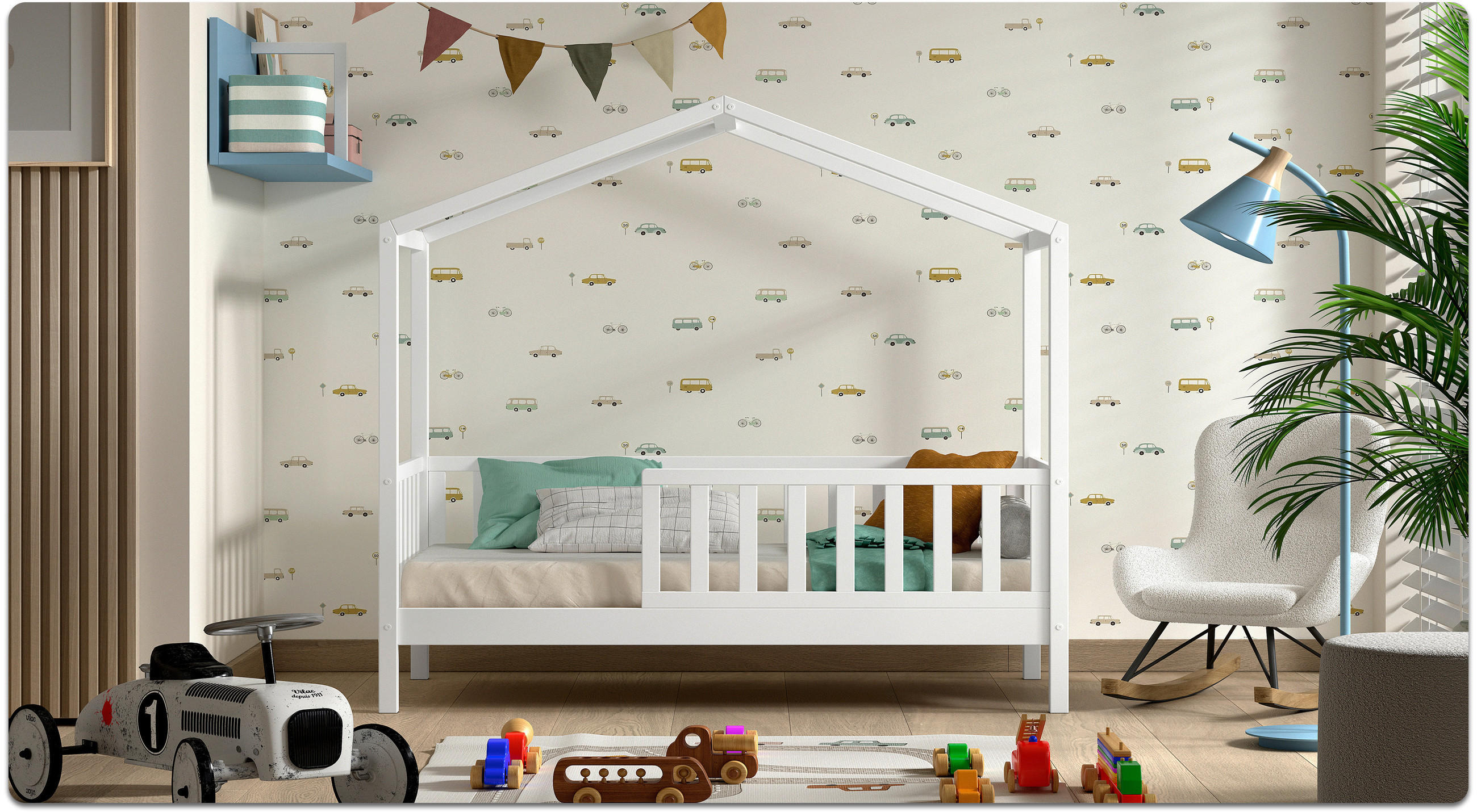Kinderzimmer mit weißem Babybett in Hausform, Spielzeugautos auf dem Boden und Sessel neben einer großen Pflanze.
