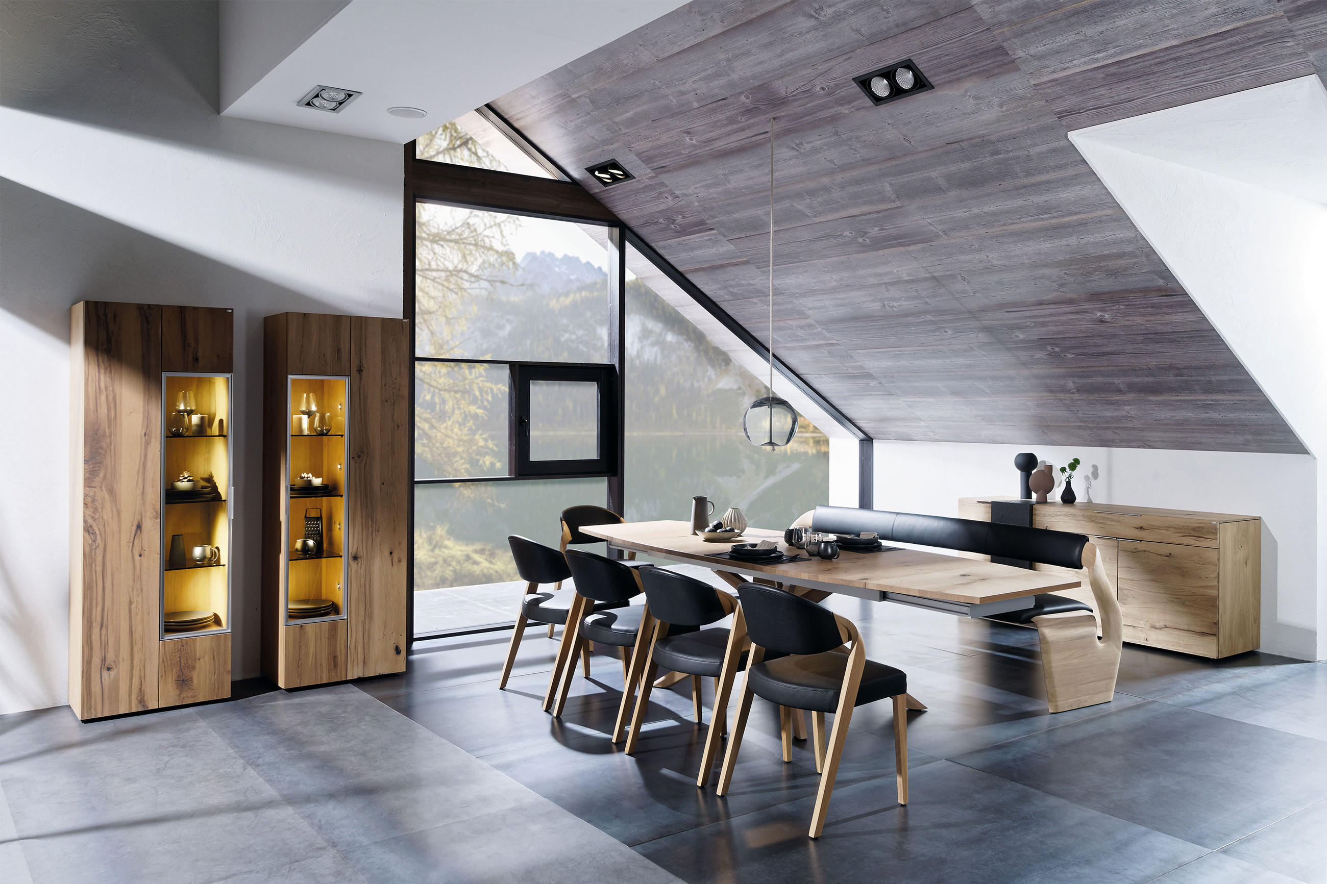 Moderne Dachgeschoss Wohnung mit einem Esszimmertisch aus Holz