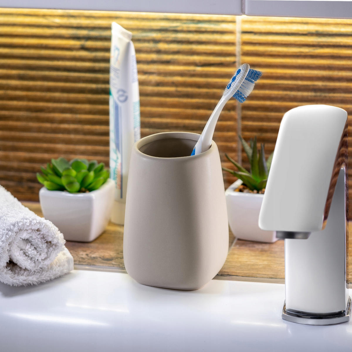 BADEZIMMERSET SEIFENSPENDER + Badezimmerbecher-Set, beige - Beige, Keramik (8/11cm) - KADAX