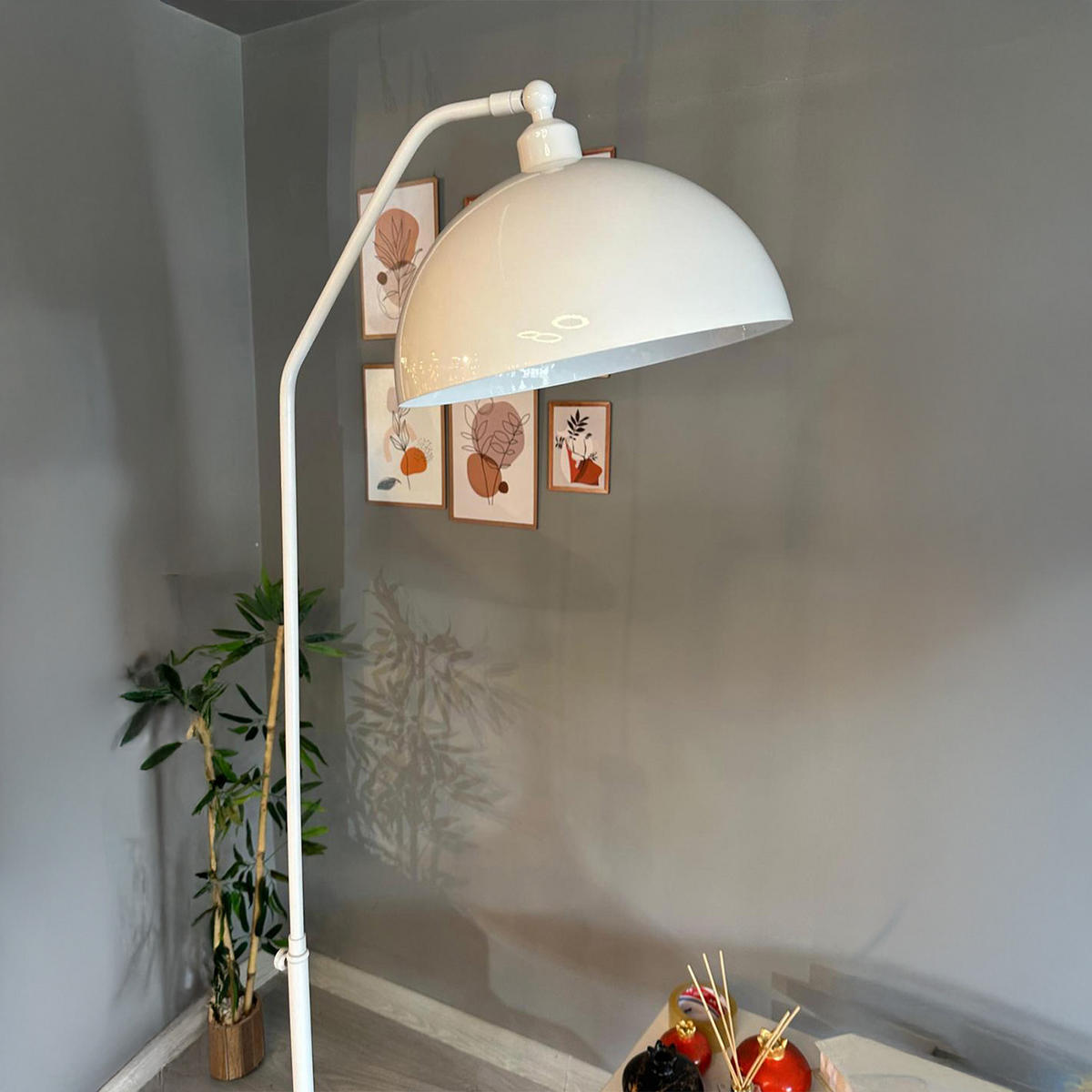 STEHLAMPE Helvik aus Metall mit E27, verstellbarer Lampenschirm - Weiß, Metall (37/37/170cm) - Bamyum