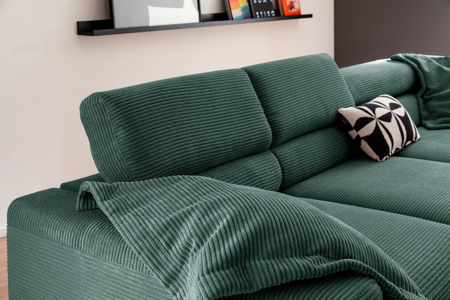 ECKSOFA MIT MOTORISCHEM SITZVORZUG DELIA Smaragdgrün Cord - Smaragdgrün/Schwarz, Textil/Metall (312/219cm) - KAWOLA