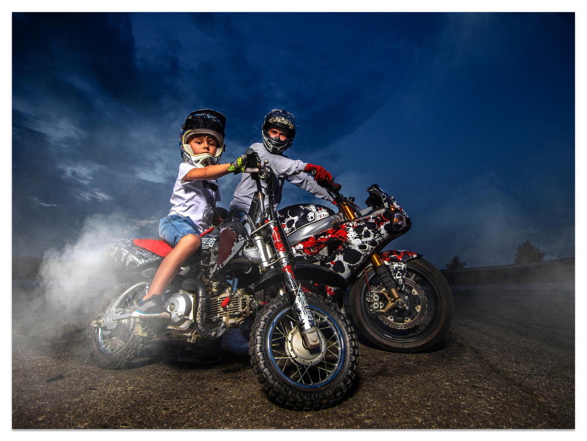 FOTOTAPETE für Schlafzimmer Vater Sohn Motorräder Action 450x315 - Rot/Schwarz, Papier (450/315cm) - Muralo