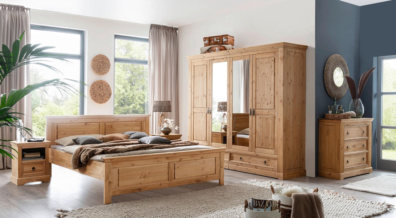 schlafzimmer aus kiefer mit Bett, Schrank und Kommode