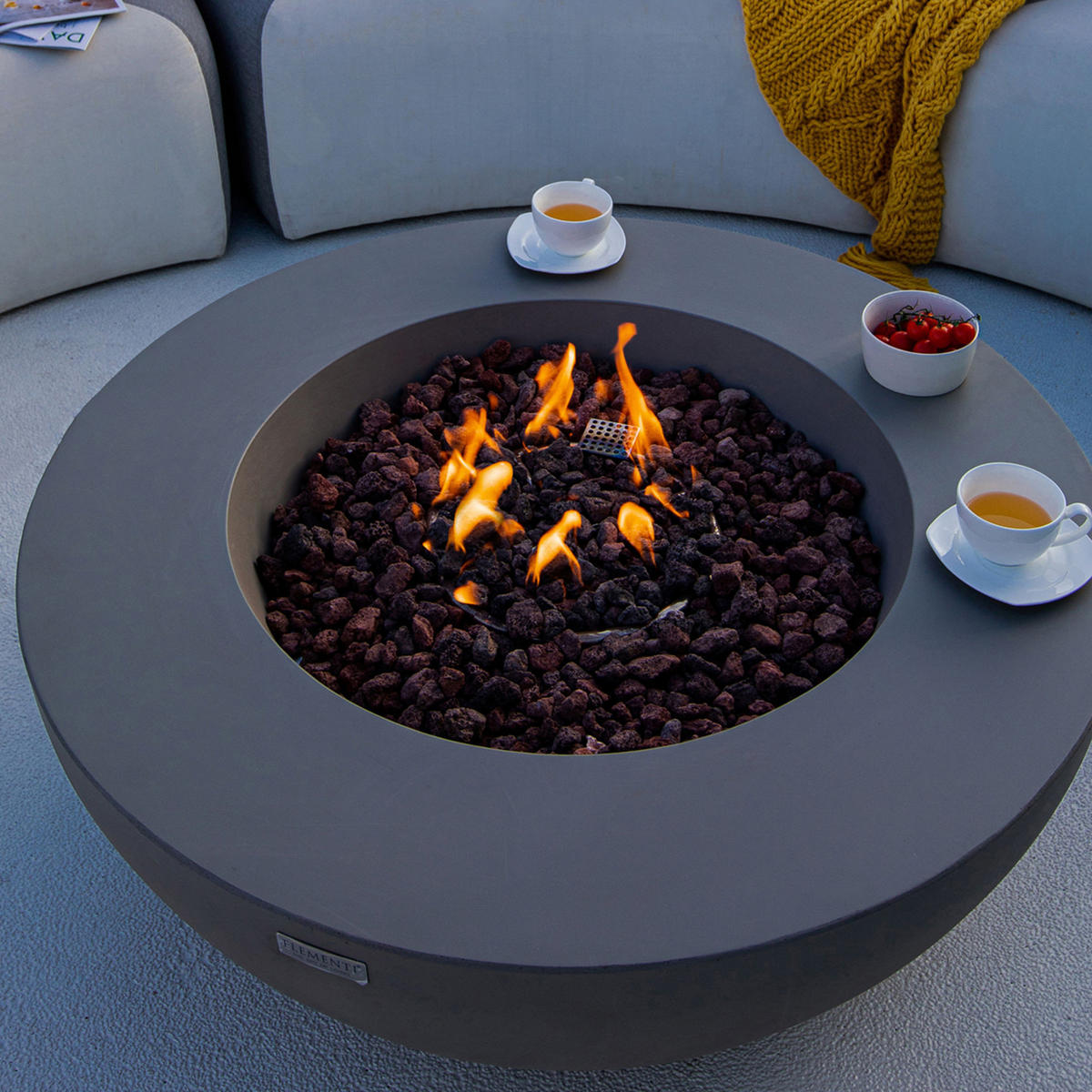 FEUERTISCH LUNAR BOWL Gasfeuerstelle aus GF-Beton - 4-tlg. Set inkl. Glasumrandung, Brennerabdeckung und Gasflaschen-Abdeckung - Hellgrau, Naturmaterialien (107/40/107cm) - Elementi