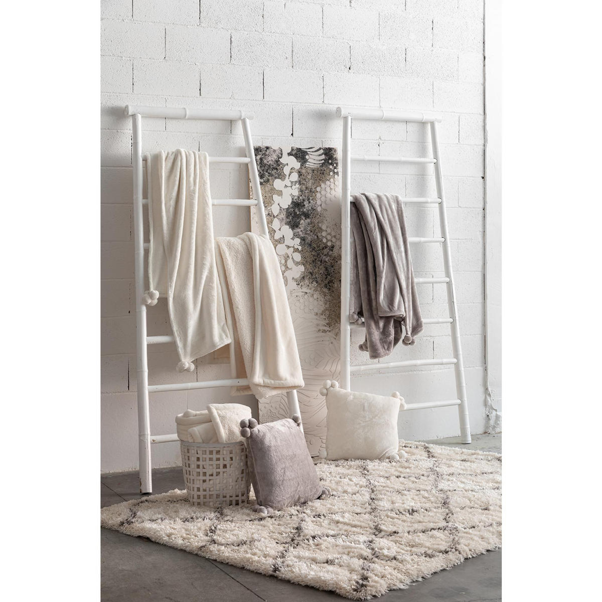 KISSEN Tender Pompons perlweiß 45 x 45 cm - Hellgrau, Textil (45/45cm) - Vivaraise