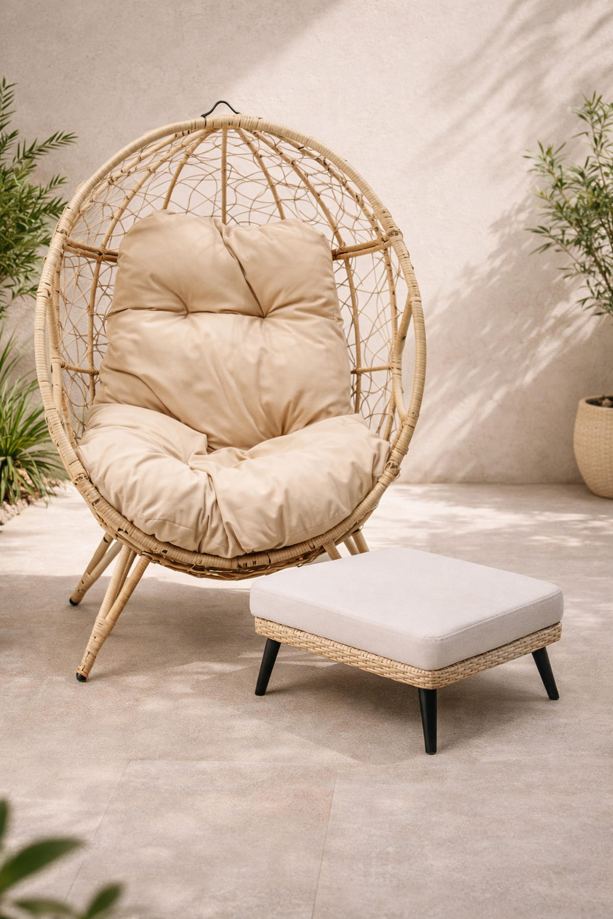 GARTEN Hängemuschel Set mit Fußhocker und Kissen Beige Rattanoptik - Beige, Kunststoff (82/155/95cm) - Concept Usine