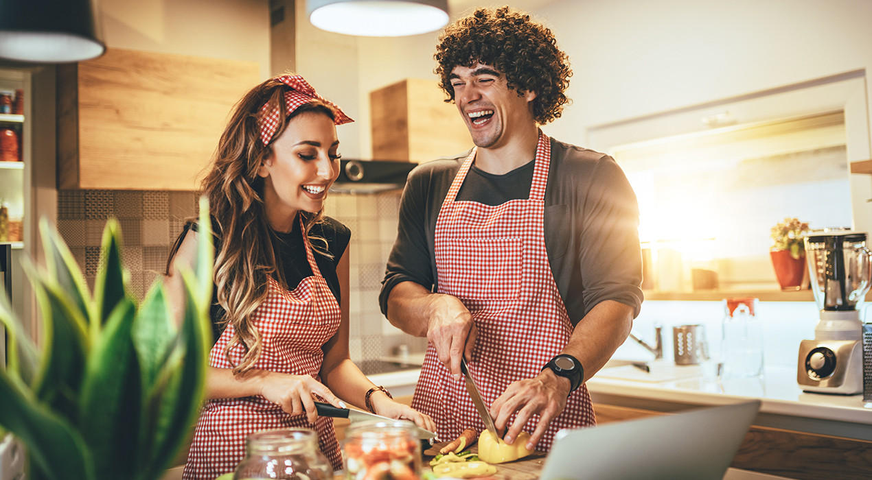 Pärchen beim Kochen