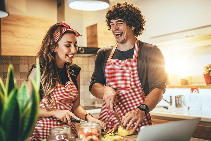 Pärchen beim Kochen
