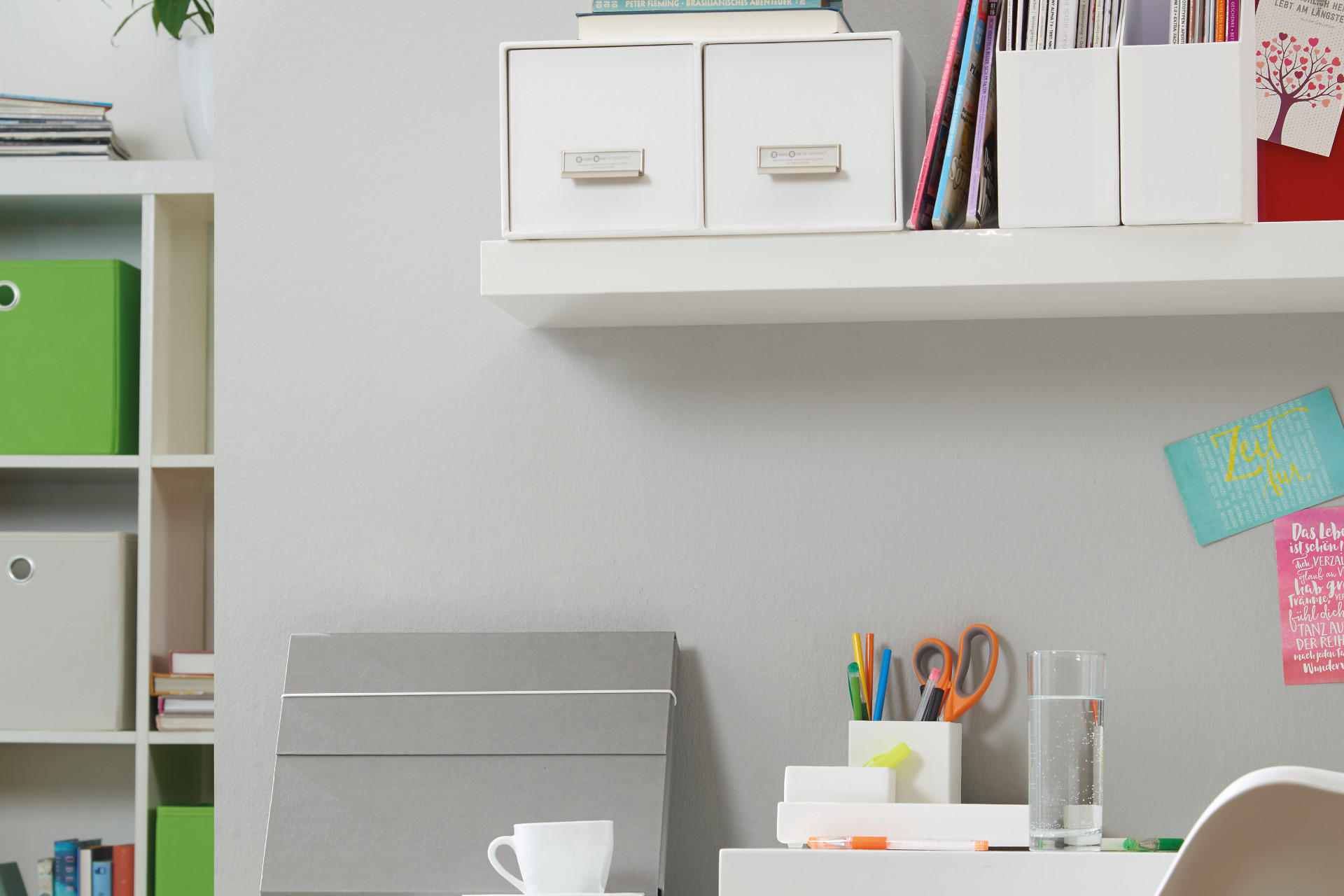 Arbeitszimmer mit Schreibtisch und Karton