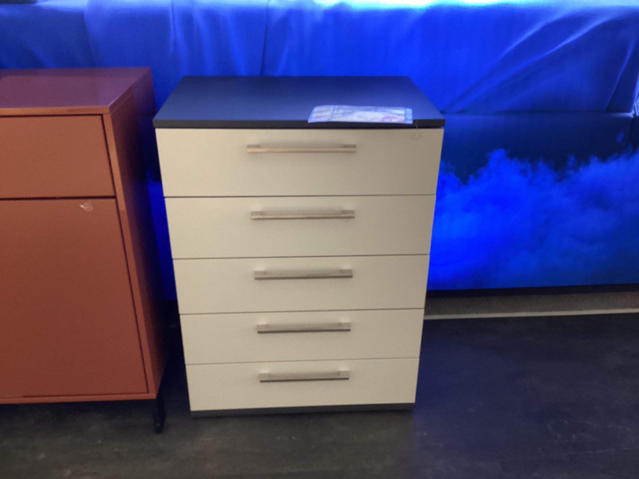 Commode - Novel