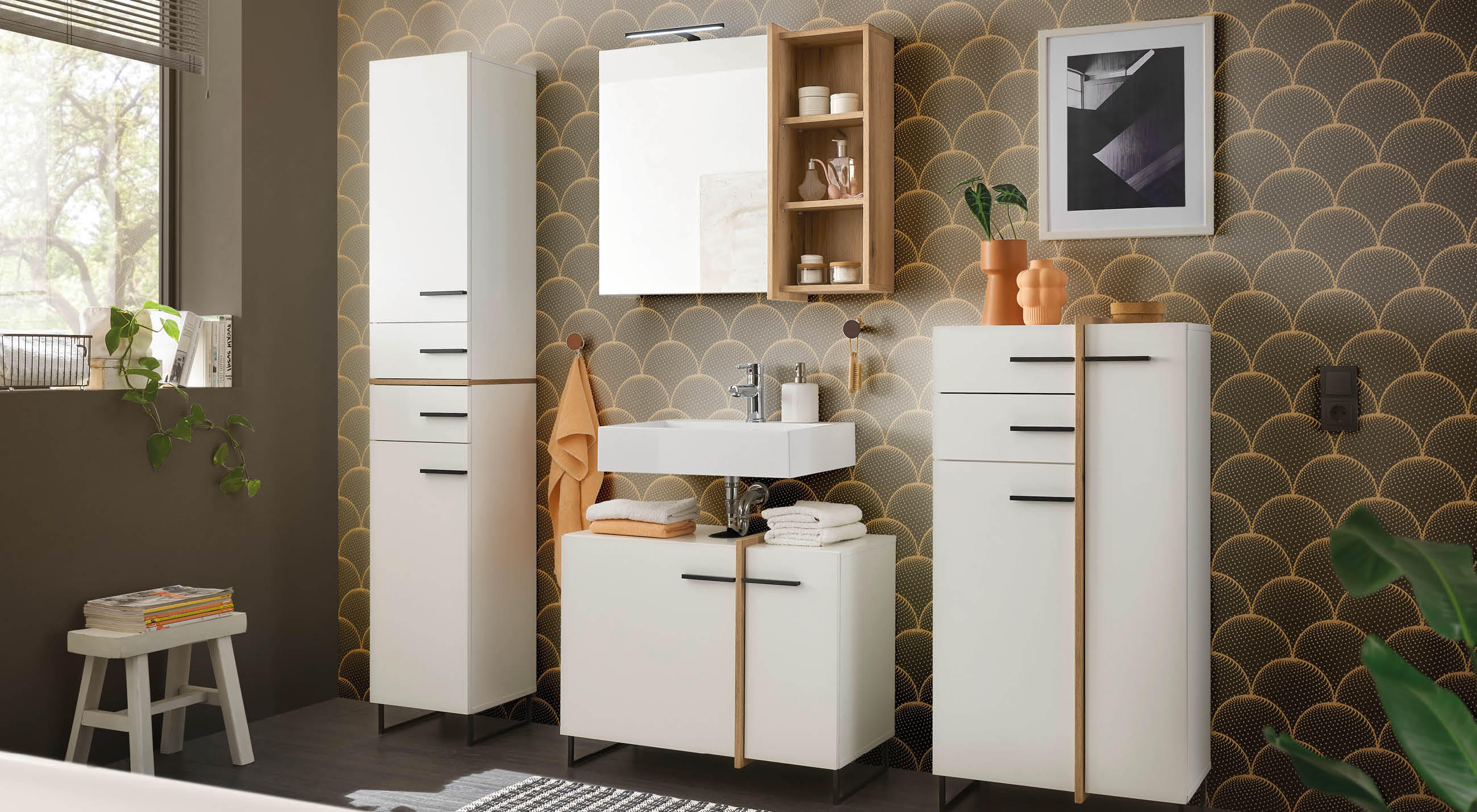 Modernes Badezimmer mit einem Waschbecken und den passenden Schränken.